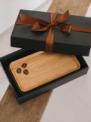 Jak letos vyřešíte dárky pro firemní klienty nebo partnery? Zkuste dárek ze dřeva – nadčasový, udržitelný a s možností...